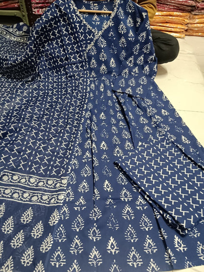 Look straight out of a dreamy movie set as  you turn around and walk in this Angrakha suit ! The perfect of traditional wear (SWSK25)